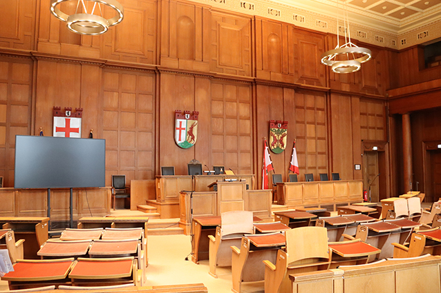 Read more about the article Kinderreporter interviewen im Rathaus Stadträtin Eva Majewski