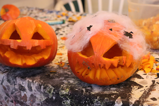 Read more about the article Kürbis schnitzen für Halloween in der “Villa Holz”