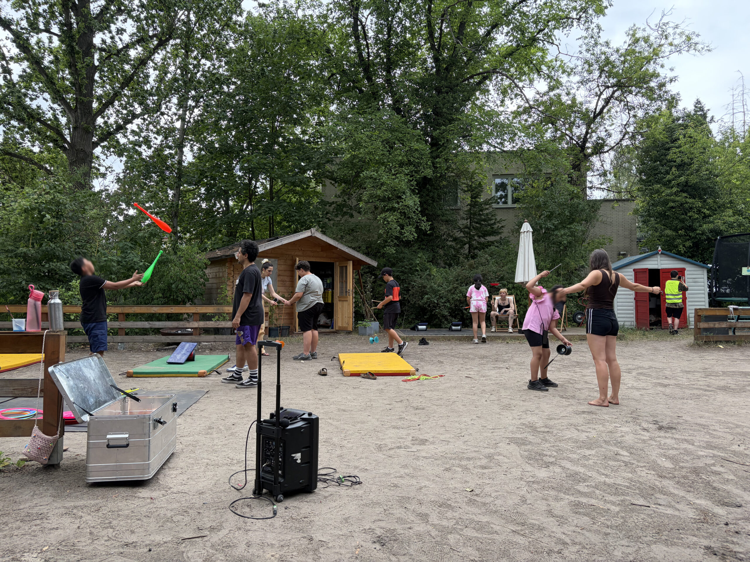 You are currently viewing Zirkus in der “Villa Holz”